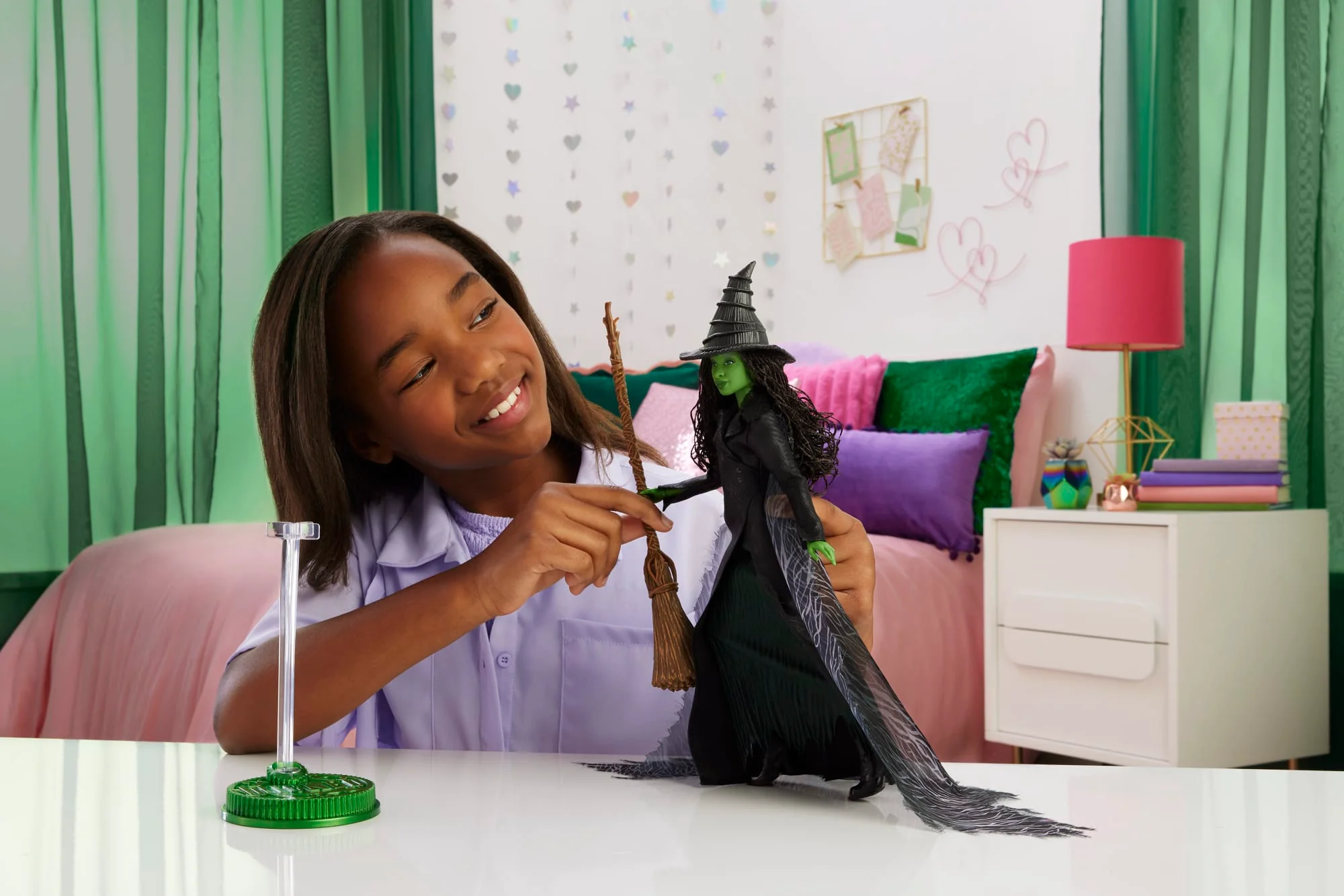Universal Pictures Wicked: For Good Elphaba, Bambola Deluxe Con Abito Ispirato Al Film E 4 Accessori - Imagen 2